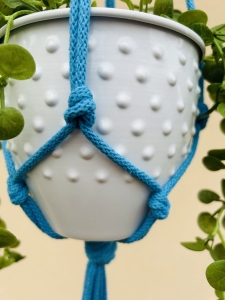 Kwietnik wiszący makrama ze sznurka boho NIEBIESKI