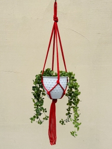 Kwietnik wiszący makrama ze sznurka boho CZERWONY