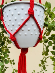 Kwietnik wiszący makrama ze sznurka boho CZERWONY