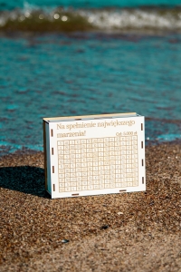 DREWNIANA SKARBONKA Z WŁASNYM NAPISEM WYKREŚLANKA NA PREZENT BIAŁA