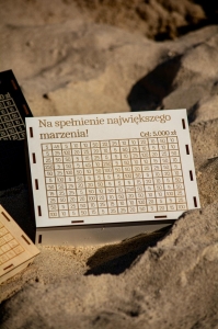 DREWNIANA SKARBONKA Z WŁASNYM NAPISEM WYKREŚLANKA NA PREZENT BIAŁA