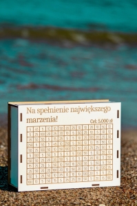 DREWNIANA SKARBONKA Z WŁASNYM NAPISEM WYKREŚLANKA NA PREZENT BIAŁA