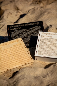 SKARBONKA DREWNIANA Z WŁASNYM GRAWEREM WYKREŚLANKA NA PREZENT WENGE